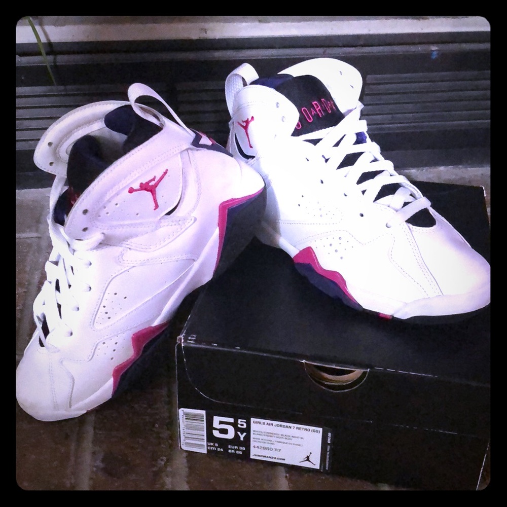 Jordan 7 retro 5.5 girls (size 7 in women)